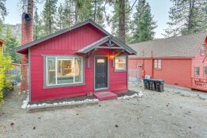 una casetta rossa con una finestra in un cortile di Cozy Wrightwood Cabin Family and Pet Friendly! a Wrightwood