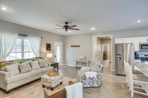 Χώρος καθιστικού στο Winchester Home with Deck Less Than 1 Mi to Tims Ford Lake!