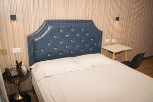 Hotel Boutique Holitel tesisinde bir odada yatak veya yataklar