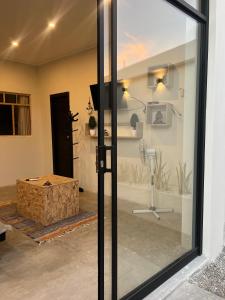 une porte en verre dans une pièce avec une table dans l'établissement Casa Apartment Playa Tortugas, à Tortuga
