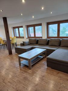 sala de estar con sofá y mesa de centro en MARLEN, en Ústí nad Labem