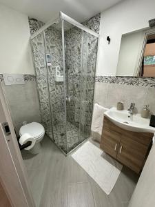 ein Bad mit einer Dusche, einem WC und einem Waschbecken in der Unterkunft Palermo Hub in Palermo