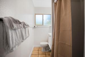 Un baño con inodoro y ventana. en Mount Constance, Room 10 at Mount Walker Inn, en Quilcene 19 fotos más