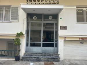 una entrada a un edificio con el número en él en ΑKTIS apartment 2 near airport, en Artemida