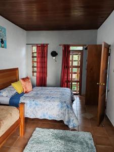 Postel nebo postele na pokoji v ubytování La Ceiba Tree Lodge