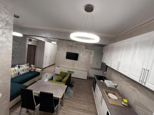Apartments Lux Palas في ياش: غرفة معيشة مع أريكة وطاولة