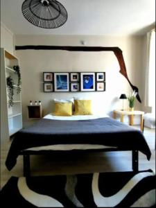 ein Schlafzimmer mit einem großen Bett mit einem großen Kopfteil aus Holz in der Unterkunft Suites Rive Gauche - DUPLEX CHARME Fontainebleau in Fontainebleau
