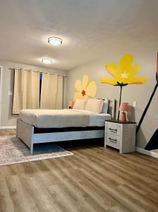 um quarto com uma cama com flores na parede em Wildflower Room 13 em Townsend