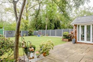 a backyard with a lawn and a fence at Ross House in Black Notley