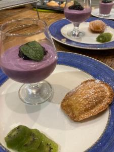 un plato con una bebida púrpura y un trozo de pan en Chateau de La Lanette, en Saléchan