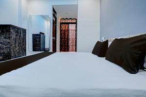Krevet ili kreveti u jedinici u okviru objekta OYO White Palace Hotel