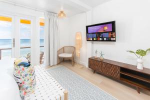 Televisyen dan/atau pusat hiburan di The Beach House Boutique Hotel