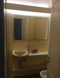 een badkamer met een wastafel en een spiegel bij Villa Paso in Leuca
