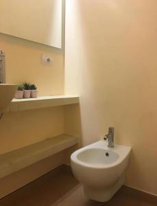 een badkamer met een wit toilet en een wastafel bij Villa Paso in Leuca