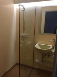 een badkamer met een douche en een wastafel bij Villa Paso in Leuca