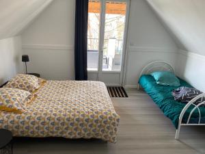 Schlafzimmer mit einem Bett und einem Fenster in der Unterkunft Chambre triple spacieuse pour 3 Adultes avec terrasse privée - Proche Disneyland Paris in Mareuil-lès-Meaux