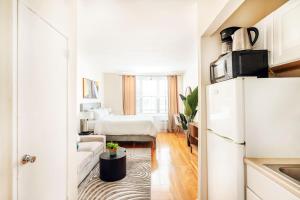 um pequeno apartamento com uma cozinha e uma sala de estar em 338-3B union square Newly Reno Sleeps 3 em Nova York