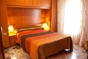 een slaapkamer met een bed met 2 lampen en een raam bij 4 bedrooms appartement with wifi at Munebrega in Munébrega