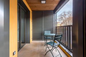 a balcony with a table and chairs on it at Suite Croix-Rousse : T3 avec patio ! in Lyon