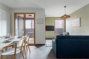 sala de estar con sofá azul y mesa en Suite Croix-Rousse : T3 avec patio ! en Lyon