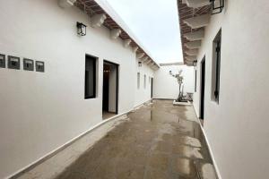een lege hal van een gebouw met witte muren bij Limones B Encantador Loft en el corazón de Tequis 2p in Tequisquiapan