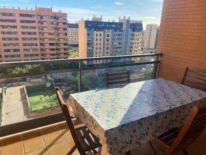 Una mesa en un balcón con vista a una ciudad. en Bright Apartment in Alicante, 90 m², Shared Pool, en Alicante