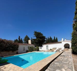 una piscina frente a una casa en 3 bedrooms house with private pool terrace and wifi at Albinyana, en Albinyana