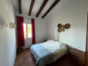 1 dormitorio con cama y ventana en 3 bedrooms house with private pool terrace and wifi at Albinyana, en Albinyana