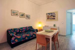 Villaggio Azzurroにある2 bedrooms appartement at Caucana finaiti casuzze finaiti Nord 40 m away from the beach with terrace and wifiのリビングルーム(ソファ、テーブル付)