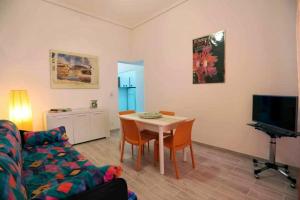Villaggio Azzurroにある2 bedrooms appartement at Caucana finaiti casuzze finaiti Nord 40 m away from the beach with terrace and wifiのリビングルーム(テーブル、ソファ付)