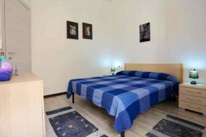 Villaggio Azzurroにある2 bedrooms appartement at Caucana finaiti casuzze finaiti Nord 40 m away from the beach with terrace and wifiのベッドルーム(青と白のベッド1台、ドレッサー付)