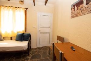 una stanza con un letto, una scrivania e una finestra di Sunrise Sissi Apartments a Sissi