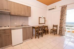 una cucina con un tavolo e una sala da pranzo di Sunrise Sissi Apartments a Sissi