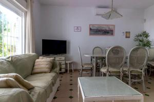 4 bedrooms house at Punta Umbria 100 m away from the beach with terrace and wifiにあるシーティングエリア