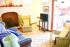 sala de estar con 2 sillas y chimenea en 4 bedrooms appartement with terrace and wifi at Barbarano Romano, en Barbarano Romano