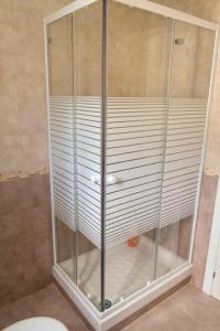 uma cabina de duche com portas de vidro na casa de banho em 2 bedrooms chalet with private pool and terrace at Cordoba em Almodóvar del Río