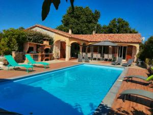 - une piscine avec des chaises et une maison dans l'établissement Villa de 6 chambres avec piscine partagee et wifi a Sainte Valiere, à Sainte-Vallière