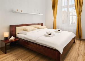 1 dormitorio con 1 cama grande y 2 bandejas. en Apartmán Měšťanský dům, en Jindřichův Hradec
