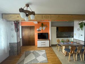 salon ze stołem i telewizorem w obiekcie Apartament Gawra Sauna & Jacuzzi w Zakopanem