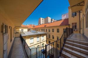 Un balcon sau o terasă la Quiet city center apartment in hip & foodie area