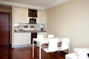 eine Küche mit einem weißen Tisch und weißen Stühlen in der Unterkunft One bedroom apartement with wifi at Mislata in Valencia