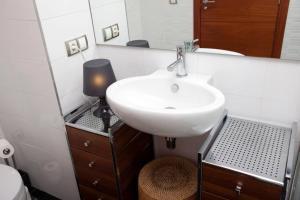 ein Badezimmer mit Waschbecken und Spiegel in der Unterkunft Comfortable Apartment in Mislata - 50 m² - Parking Included in Valencia + 32 Fotos