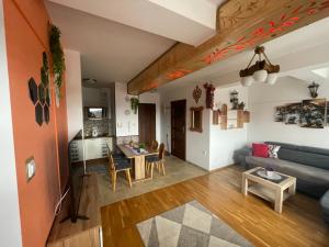 salon z kanapą i stołem w obiekcie Apartament Gawra Sauna & Jacuzzi w Zakopanem