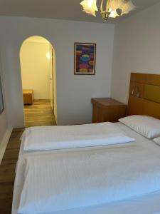 1 dormitorio con 2 camas y pasillo en City Hotel Post 22, en Braunau am Inn