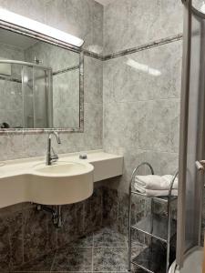 ein Bad mit einem Waschbecken und einem Spiegel in der Unterkunft Appartements Sonnwend in Gerlos