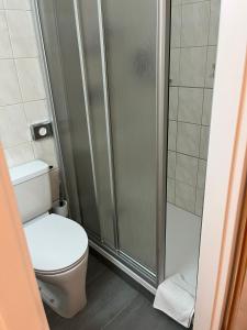uma casa de banho com um WC e um chuveiro em City Hotel Post 22 em Braunau am Inn