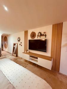 Televisyen dan/atau pusat hiburan di LoveRoom, La suite de l’extase