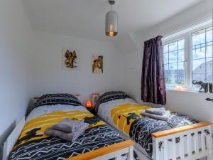 2 aparte bedden in een kamer met een raam bij 3 Bed in Corfe Castle 78831 in Corfe Castle