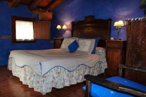 5 bedrooms house with wifi at Santa Cruz de Moncayo في Santa Cruz de Moncayo: غرفة نوم بسرير في غرفة زرقاء