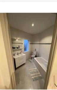 uma casa de banho com uma banheira, um WC e um lavatório. em Propriete de 3 chambres avec terrasse et wifi a Quetigny em Quétigny